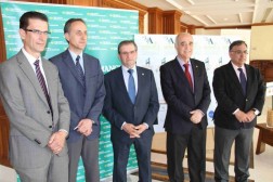 Luis Fernando Villanueva, junto a tres directores generales del Gobierno regional y el presidente de Caja Rural de Castilla-La Mancha, Ándres Mora