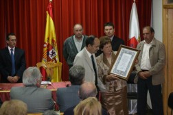 Adelina Gil, Alcaldesa de Castillejo de Robledo entregando un reconocimiento a José Luís Garrido